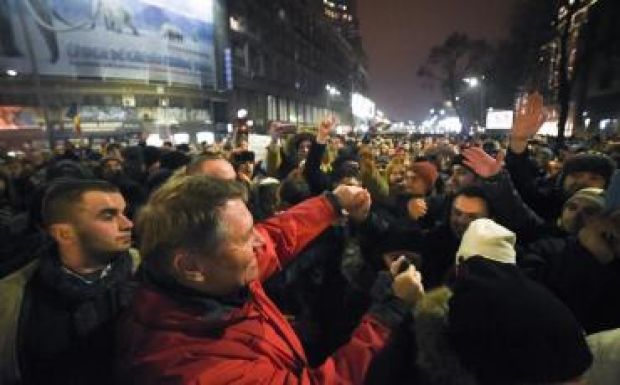 Johannis együtt tüntetett a bukarestiekkel a közkegyelmi tervezet ellen