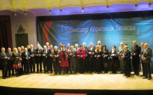 Átadták a 2016-os Ezüstfenyő-díjakat, kitüntették a leköszönő honatyákat