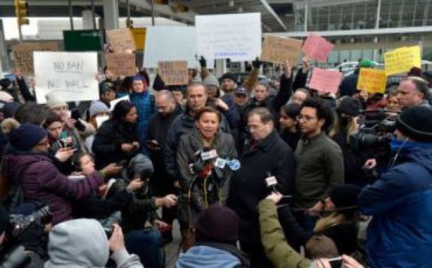 Felfordulást okozott Trump a menekültellenes rendeletével