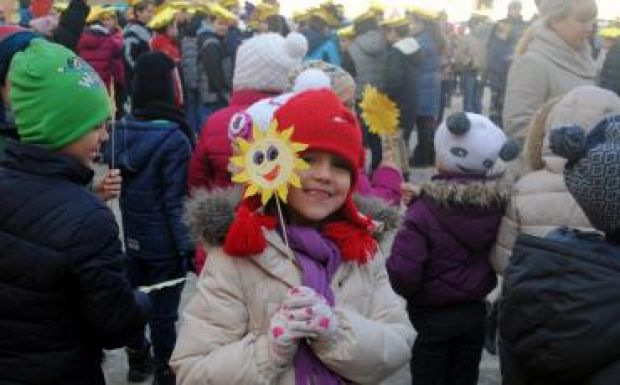 Közös énekléssel ünnepelték a kisiskolások a Napsugár 60. születésnapját