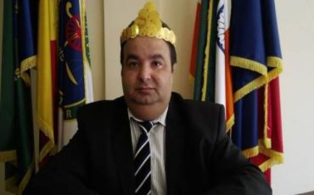 A romák királya felajánlotta Trumpnak, hogy megépítik a Mexikó és az USA közötti falat