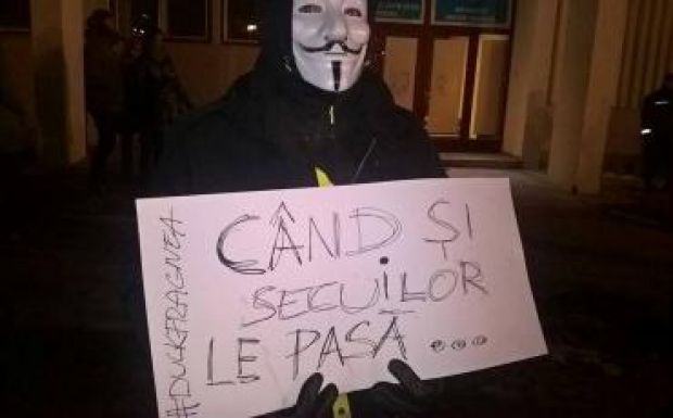 „A jogállam gyásznapja” –  Székelyföldön is utcára vonultak az emberek (percről percre)