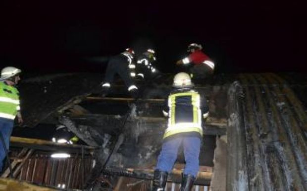 FRISSÍTVE: Kigyulladt a műjégpálya tetőzete Gyergyószentmiklóson