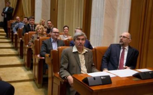 A költségvetést megszavazta, a bizalmatlansági indítványról nem szavaz az RMDSZ