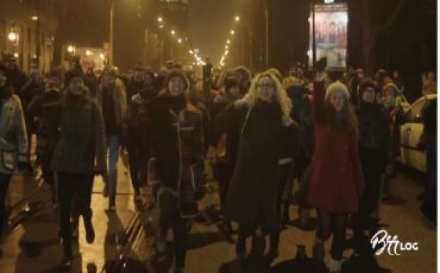 A táncoló bukaresti tüntetők az internet sztárjai