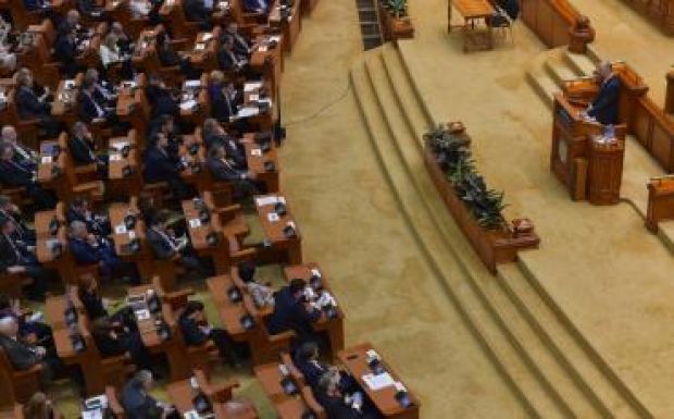 FRISSÍTVE - Elutasította a parlament az ellenzék bizalmatlansági indítványát