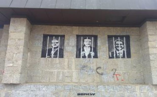 Rácsok mögül kinéző politikusok a kolozsvári óriáskereszten