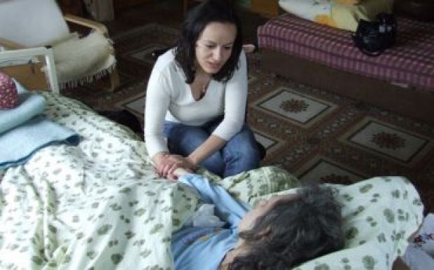 A kiszolgáltatott időseken spórol a kormány, ráadásul „nevetséges” összegeket