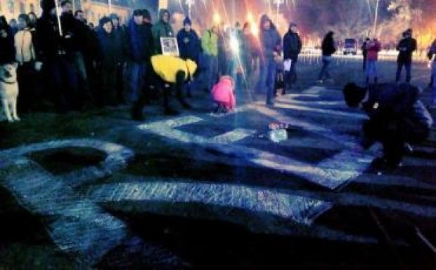 Folytatódtak a tüntetések, a kormányfő szülővárosában is utcára vonultak