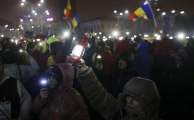 Bukarestben és az ország több városában tüntettek a kormány ellen vasárnap este