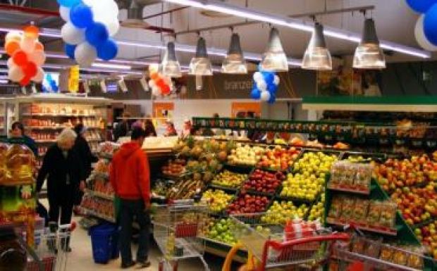 Megindultak a fogyasztói árak: defláció helyett visszatér az infláció