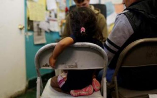 Elrettentésből elválasztanák az illegálisan Amerikába érkező nőket a gyerekeiktől