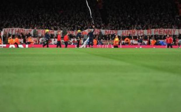 BL: vécépapírral tiltakoztak a müncheni szurkolók a magas jegyárak ellen 