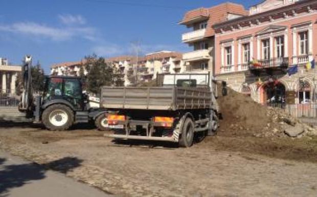 Elhordják a sárkánydombot Sepsiszentgyörgy főteréről