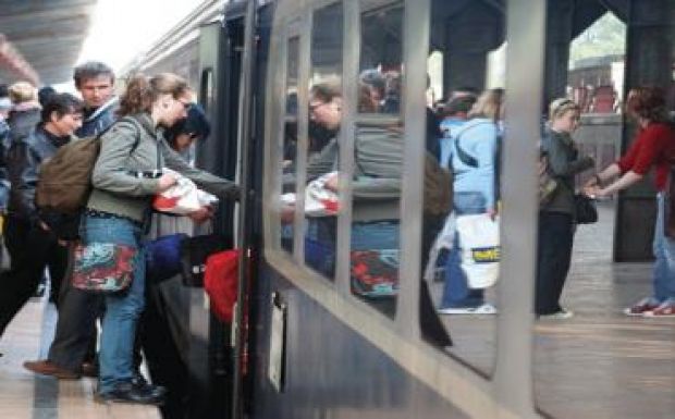 Nincs elég kocsija a CFR-nek elszállítani a sok egyetemistát