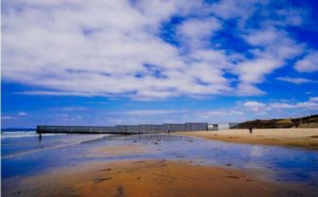 Az amerikai kormányzat  „tiszteletet parancsoló ” falat szeretne a mexikói határon