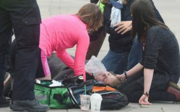 FRISSÍTVE - Merénylet Londonban; súlyos az állapota a Temzébe zuhant román nőnek (percről percre)