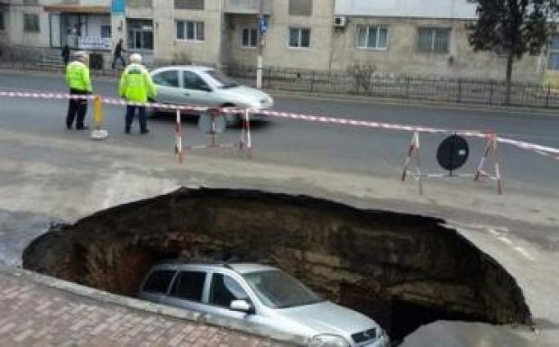 Elkezdték feltárni a régészeti lelőhelyet abban a kráterben, amely elnyelt egy gépkocsit