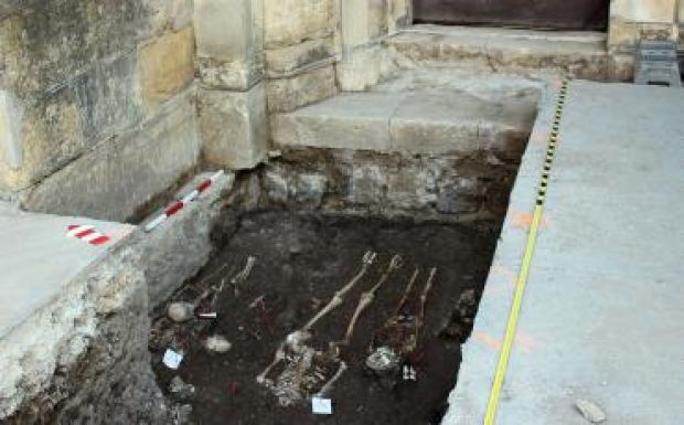 Újabb régészeti leletek kerültek elő Kolozsvár főterén