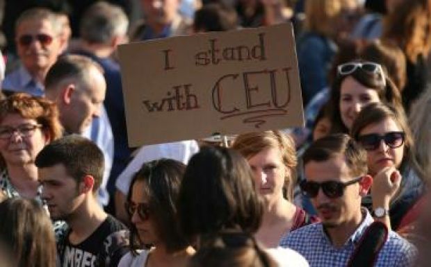 Több ezren tüntetnek Budapesten a CEU mellett