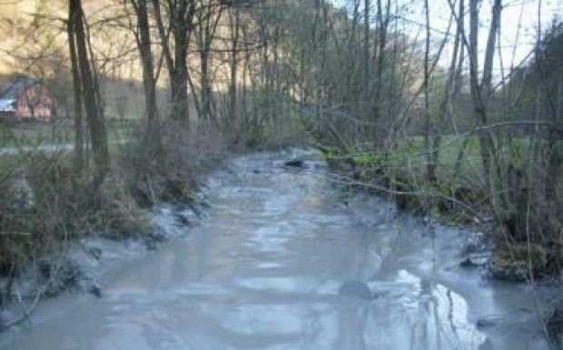 Csak ideiglenesen állították meg a zagy kiömlését az Aranyosba