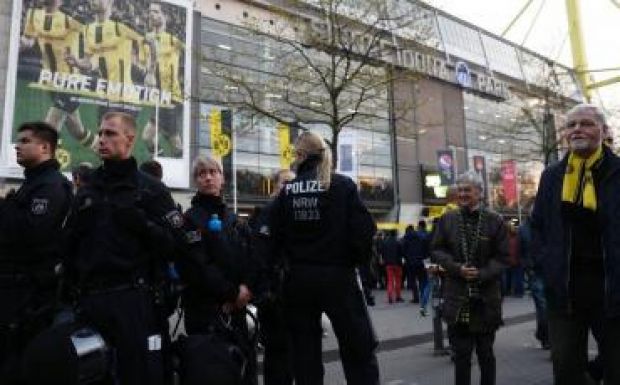 Három robbanás történt a BL-meccs előtt a Dortmund buszánál (percről percre)