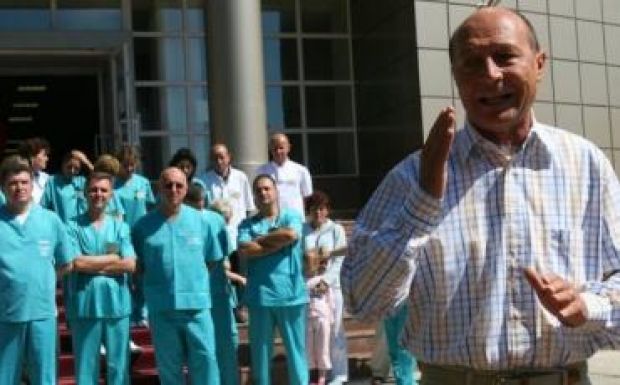 Ellenzéki pálfordulás: a roma nyelvtől féltette Băsescu a kórházakat, és ez ragályos lett