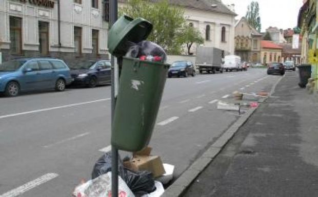 Dúl a pártharc Aradon, marad a szemét az utcákon