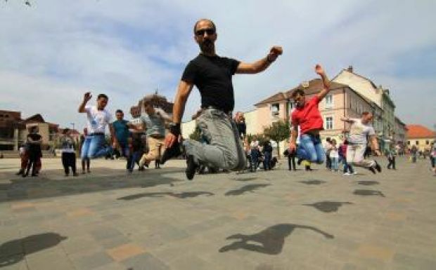 Az utcán, a piacon és a bevásárlóközpontban is táncoltak a világnapon