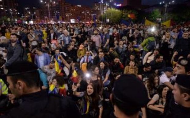 Félezren tüntettek szerdán Bukarestben a közkegyelmi törvénytervezet módosítása ellen
