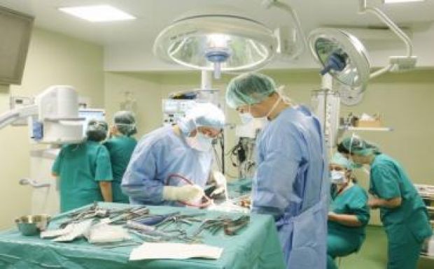 Egészségügyi miniszter: 12 ezer orvos vándorolt külföldre