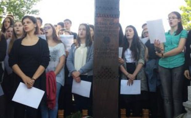 Refis összefogással újult meg Szenci Molnár Albert kopjafája