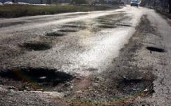 Az olcsó és rossz aszfalt miatt kátyúsak a romániai utak