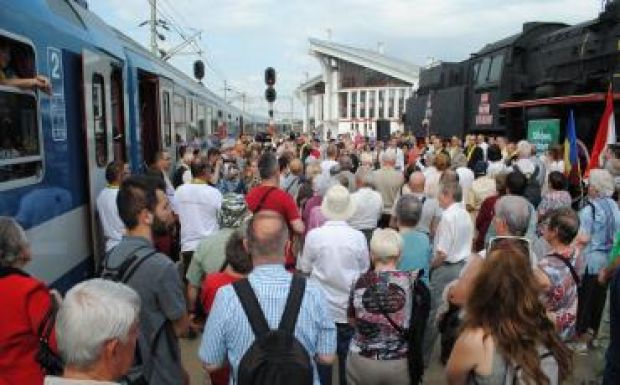 Befutott a zarándokvonat: egymás nyakába borultak kolozsváriak és anyaországiak