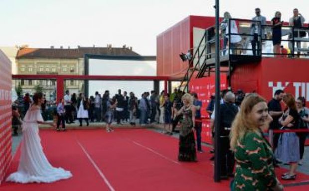 Megnéztük, hogyan lakta be Kolozsvár felújított főterét a 16. TIFF