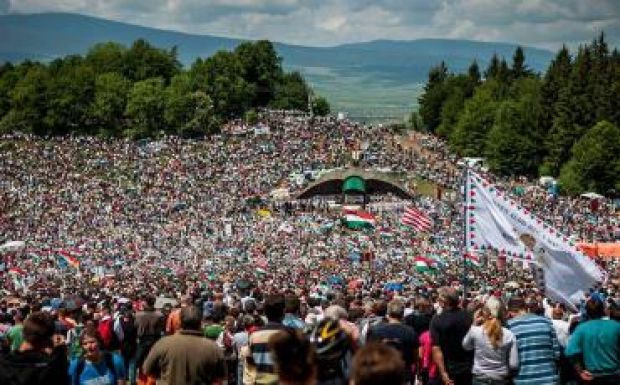 Csíksomlyói búcsú: a mise kezdetére várakozik a zarándokok tömege 