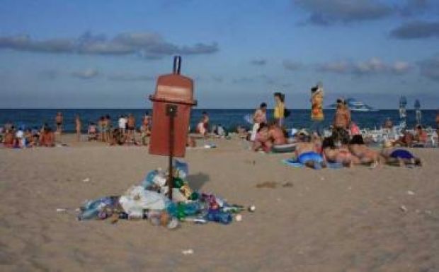 Rengeteg a szemét a román tengerparton