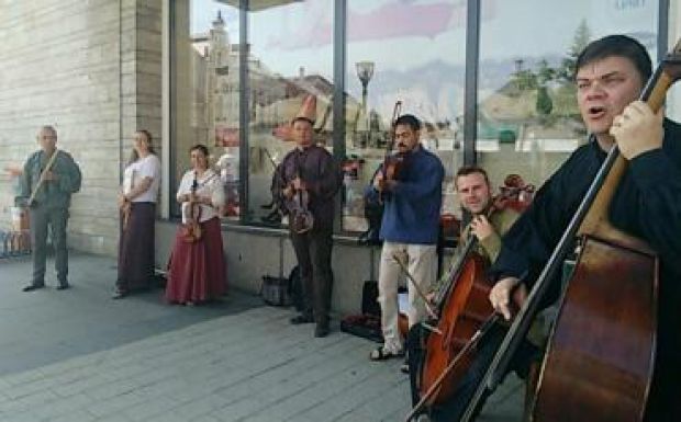 Régizenei fesztiválhangoló székelyföldi köztereken