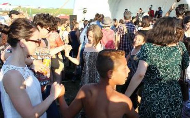 Együtt ropta a táncot cigány dallamokra Patarét és Kolozsvár