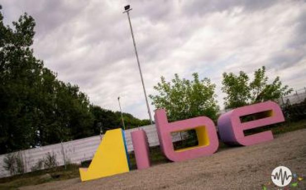 Zuhogó esőben nyílt meg az első VIBE Fesztivál