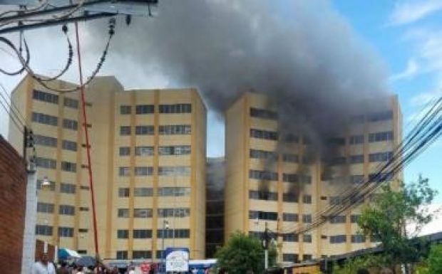 Többen kiugrottak a lángoló San Salvador-i pénzügyminisztériumból 