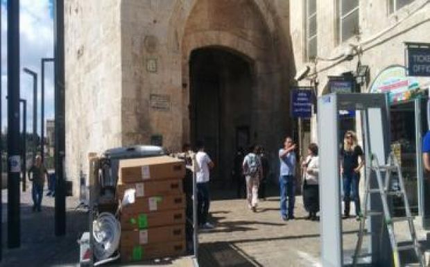 Továbbra is bojkottálják a muzulmánok a Mecsetek terét a detektoros kapuk miatt