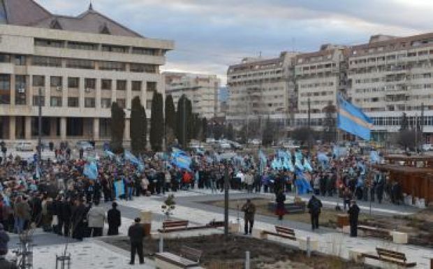 EMNP-tüntetők várják Klaus Johannist Csíkszeredában 