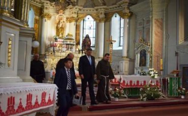 A búcsúról szóló memorandumot vett át  Csíksomlyón Klaus Johannis (percről percre)