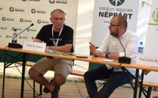 Tusványos: a bal sarokban Toró T. Tibor, a jobb sarokban Porcsalmi Bálint