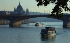 Szelfizés közben lezuhant egy hídról Budapesten egy lány