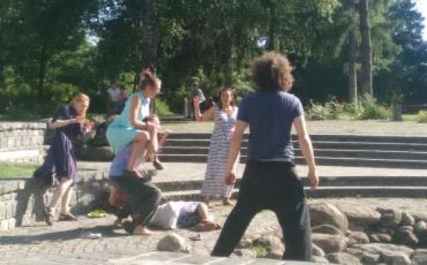 Cipőkkel mesélte el az Odüsszeia történetét Csíkszeredában a Bábu Egyesület