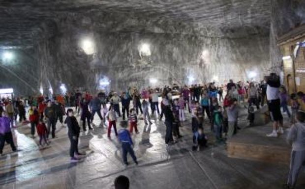 Több ezer turista látogatja a parajdi sóbányát, amely kánikula idején megfelelő menedék