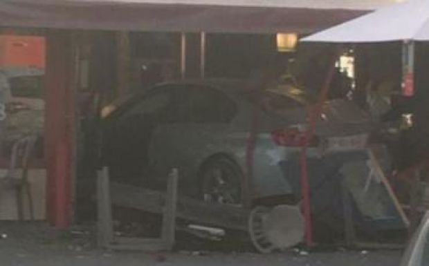 Gépkocsi hajtott egy pizzériába Párizs közelében, egy kislány meghalt