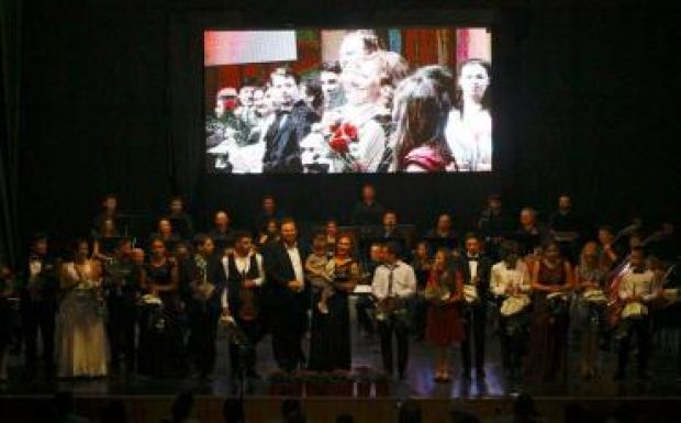 Csíki gálakoncert után gyimesi skanzenben „edzenek” az erdélyi Virtuózok